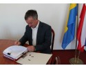 Prezydent Ostrołęki Janusz Kotowski podpisujący pozwolenie na budowę Kina 3D 360 stopni