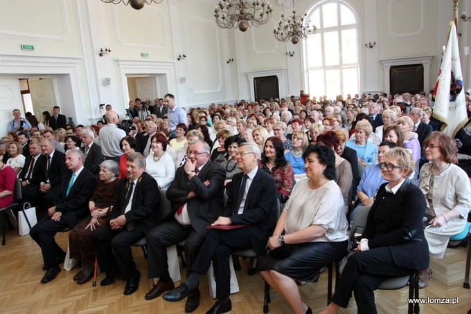 Prezydent Łomży Mieczysław Czerniawski na uroczystości przybył wraz z małżonką, absolwentką I LO, obecny był również prof. Tomasz Nałęcz, minister w Kancelarii Prezydenta RP, fot. lomza.pl