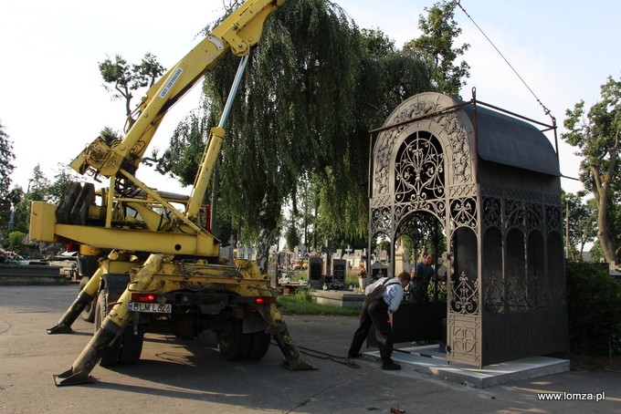 Secesyjna metalowa kaplica wróciła na zabytkowy cmentarz