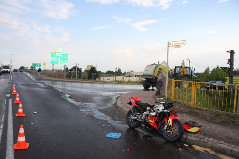 Zderzenie motocyklisty z ciągnikiem rolniczym, fot. KPP w Ostrowi Mazowieckiej