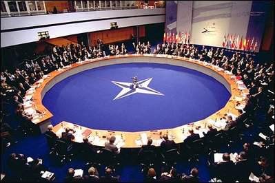 Spotkanie na szczycie NATO, 2002, fot. Wikipedia / whitehouse.gov