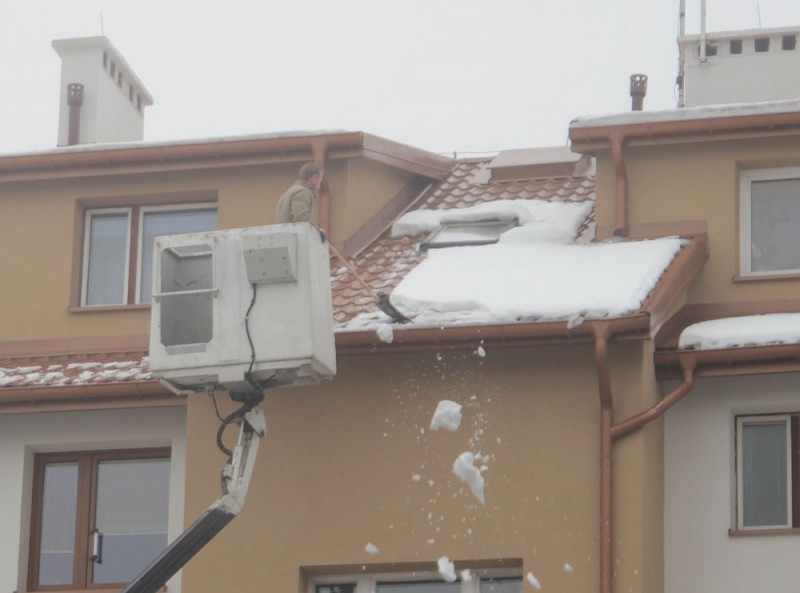 Odśnieżanie dachu, fot. eOstroleka.pl