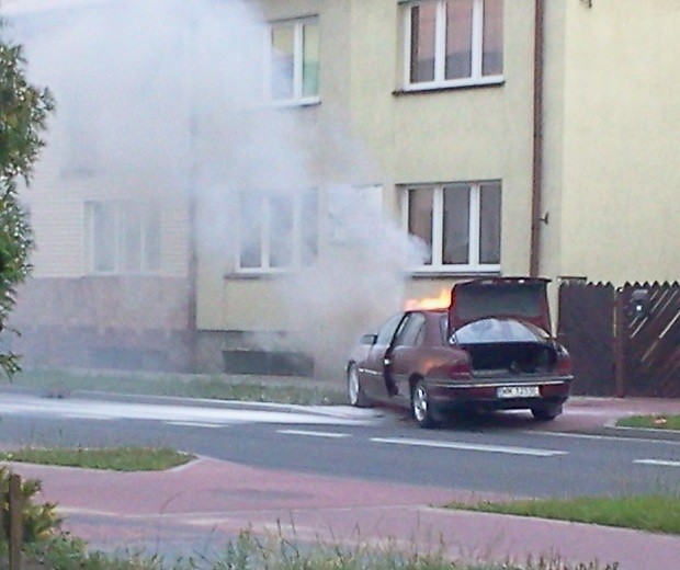 Przasnysz: Pożar samochodu przy ul. Piłsudskiego, fot. ePrzasnysz.pl