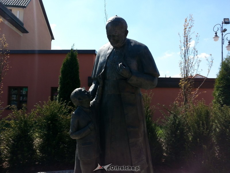 Pomnik Jana Pawła II przy Klasztorze fot. eOstrołęka.pl
