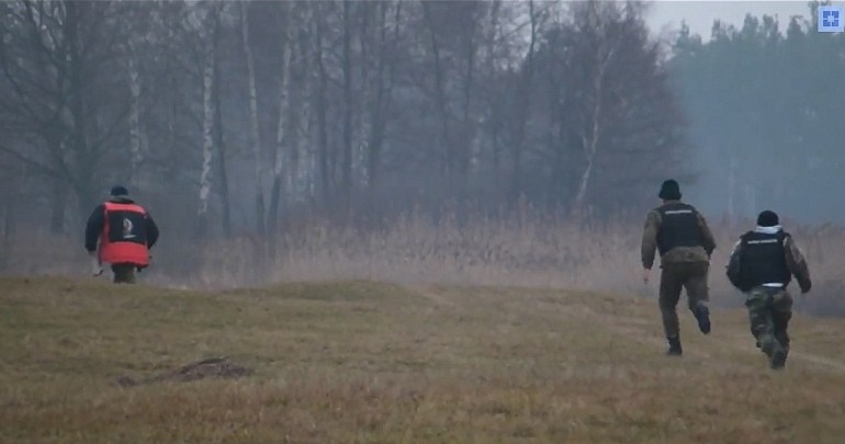 Strażnicy w pościgu za kłusownikiem (fot.yotube)