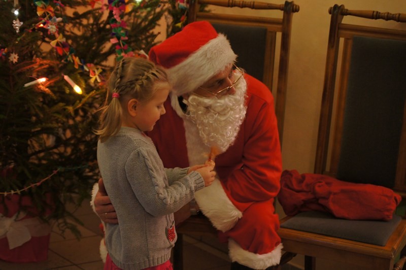 Dzieci chętnie rozmawiały ze Świętym Mikołajem [fot. eOstroleka.pl]