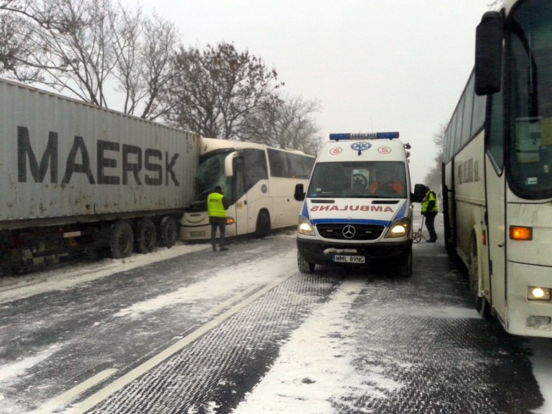 Mława, w wyniku zderzenia autobusu z ciężarówką rannych zostało 21 osób, fot. KPP w Mławie