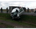 Wypadek w Ponikwi: Czołowe zderzenie ciężarówki i osobowego renault. DK-60 zablokowana [ZDJĘCIA]