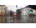 Ostrów Mazowiecka jak Wenecja. Zalane ulice i woda sięgająca do kolan [WIDEO, ZDJĘCIA]