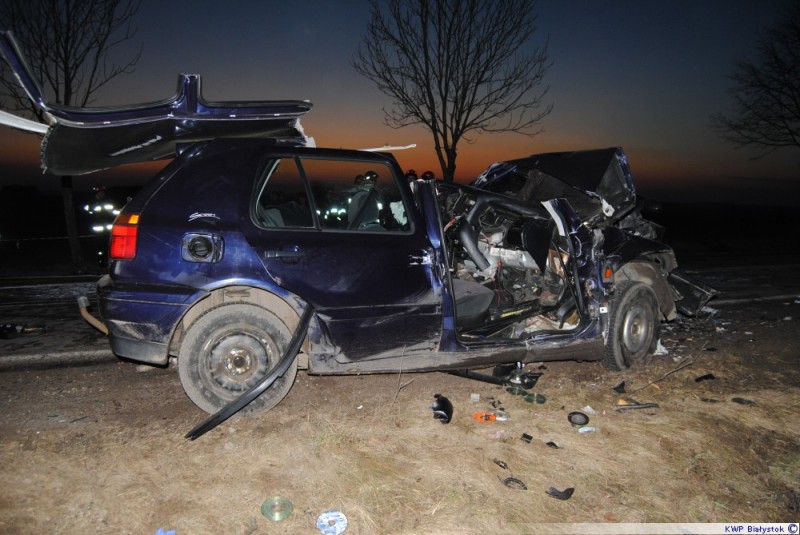 Rozbity w wyniku śmiertelnego wypadku golf, fot. podlaska.policja.gov.pl