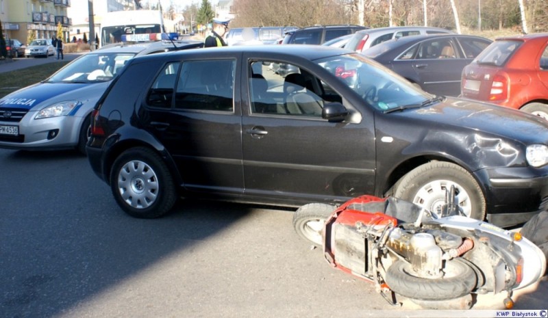 Wypadek w Łomży. Nie żyje 14 letni motorowerzysta, fot. KMP w Łomży