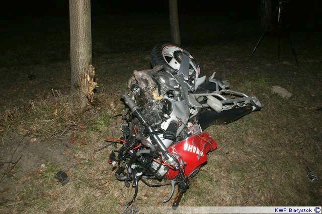 Rozbity motocykl w wyniku czołowego zdarzenia z BMW fot. podlaska.policja.gov.pl