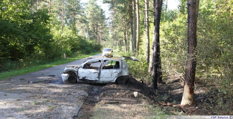 Śmiertelny wypadek w Siemiatyczach. Spalony renault, fot. podlaska.policja.gov.pl