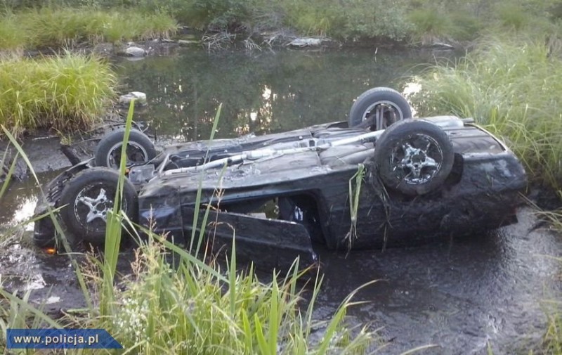 BMW, które wpadło do stawu, fot. policja.pl