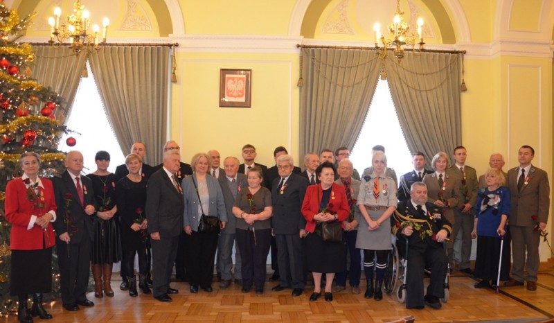 32 osoby uhonorowane zostały medalami za działalność na rzecz pamięci narodowej.