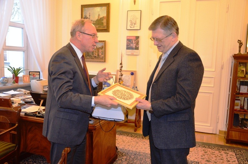 Wojewoda Jacek Kozłowski wręczył rosyjskiemu ambasadorowi podarunek - kurpiowską wycinankę