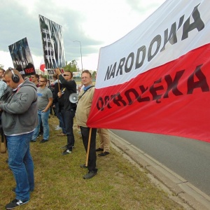 Narodowa Ostrołęka na manifestacji pn. "Zakopać Platformę" [ZDJĘCIA]