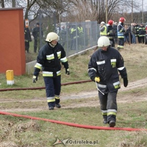 Strażacy z Ostrołęki opanowali wyciek z uszkodzonego gazociągu [ZDJĘCIA]