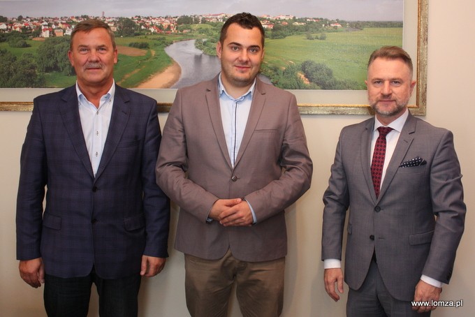 Prezydent Łomży Mariusz Chrzanowski w towarzystwie Waldemara Rzepeckiego, prezesa Bancomu (po prawej) oraz Andrzeja Kiełczewskiego, prezesa PPŁ (po lewej)
