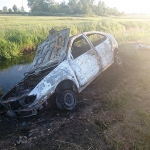 Tragedia w Gucinie: W rzece znaleziono zwłoki a obok doszczętnie spalony samochód [ZDJĘCIA]
