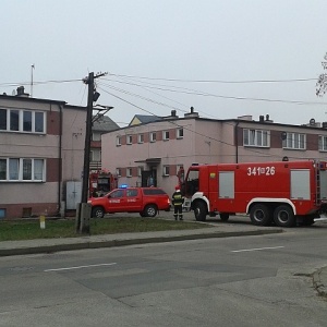Zadymienie w bloku socjalnym przy Sienkiewicza. Interweniowały trzy zastępy strażackie [ZDJĘCIA]