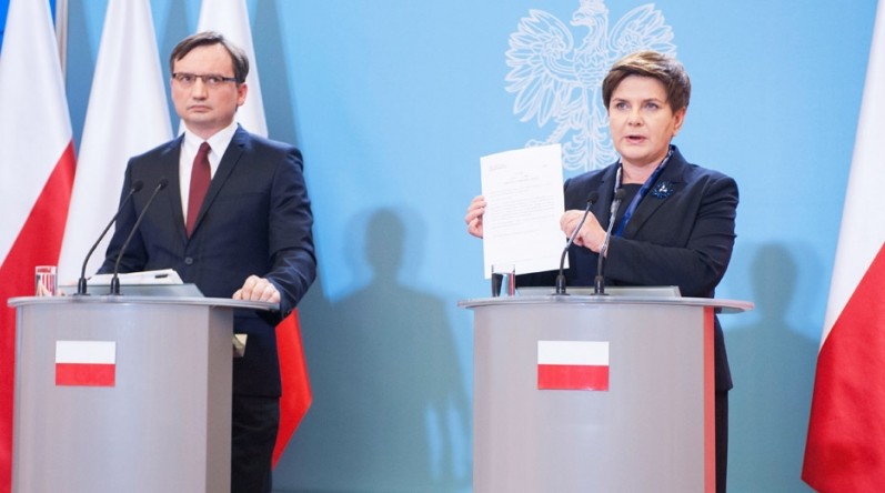 Premier Beata Szydło prezentuje projekty ustaw w towarzystwie ministra sprawiedliwości, fot. KPRM