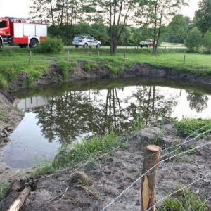 Tragiczny finał kąpieli w stawie. Utonęły matka z córką