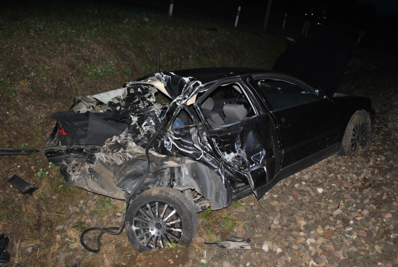 Passat rozbity po zderzeniu z pociągiem, fot. podlaska.policja.gov.pl