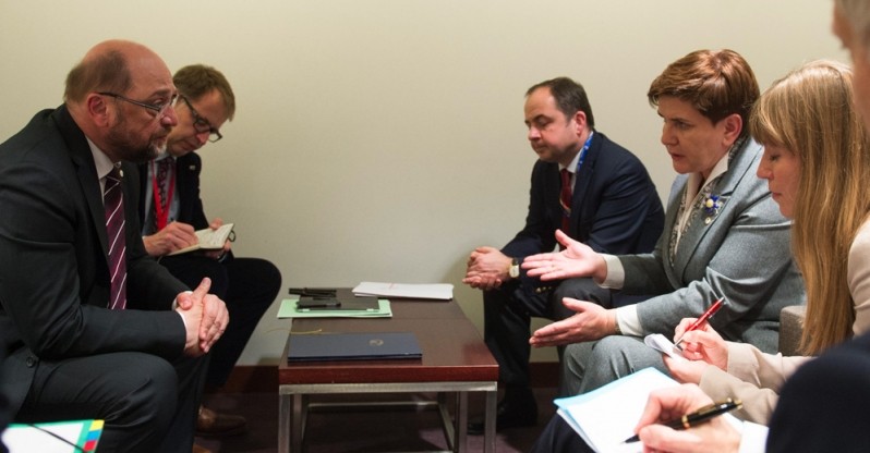 Premier Szydło rozmawia przy stole z Martinem Schulzem, fot. P. Tracz / KPRM