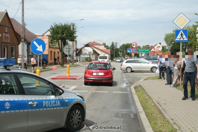 W wyniku potrącenia na przejściu dla pieszych 26-letnia kobieta trafiła do szpitala, fot. KMP w Ostrołęce