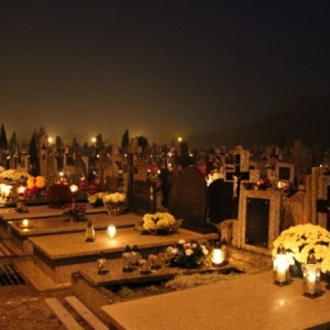 Płyta nagrobna przygniotła kobietę na cmentarzu w Ostrołęce