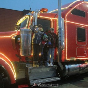 Tłumy ostrołęczan przywitały ciężarówkę Coca Coli z Mikołajem [WIDEO, ZDJĘCIA]