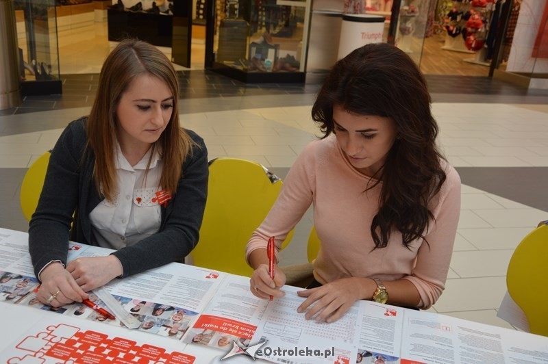 od lewej: koordynatorka DKMS w Ostrołęce Joanna Trościanko, Miss Polski Ewa Mielnicka, fot. eOstroleka.pl