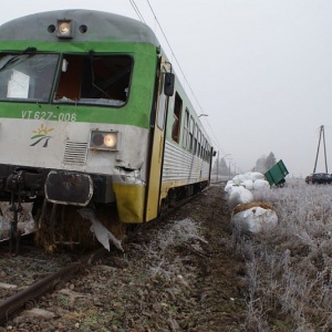 O włos od tragedii: Kierowca ciężarówki wjechał pod rozpędzony pociąg [ZDJĘCIA]