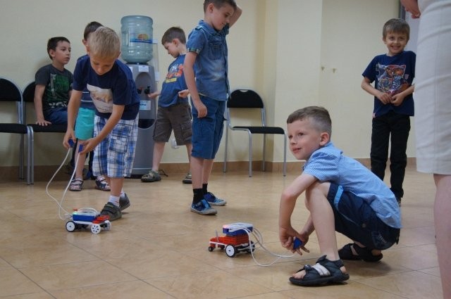 Zajęcia RoboKids zorganizowane przez Stowarzyszenie &#8222;Razem Łatwiej&#8221; - projekt &#8222;Być najlepszym&#8221;.