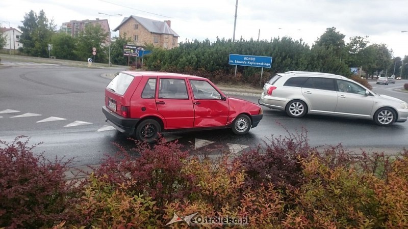 Plama oleju ciągnie się od przejazdu kolejowego aż do skrzyżowania z mini obwodnicą, fot. eOstroleka.pl