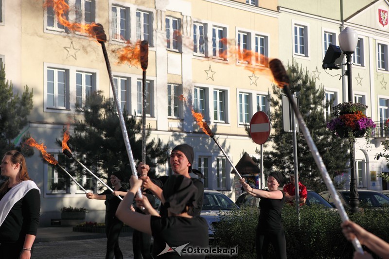 Podczas wernisażu festiwali zobaczyć mogliśmy performance w wykonaniu aktorów Ostrołęckiej Sceny Autorskiej/fot. J. Góralska, Galeria Ostrołęka