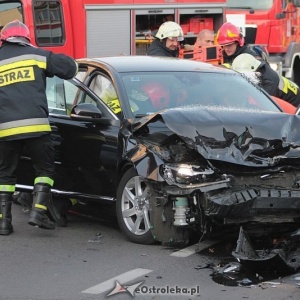 Poważny wypadek w centrum Ostrołęki. Rozbite trzy auta, jedno z głównych skrzyżowań zablokowane [ZDJĘCIA]