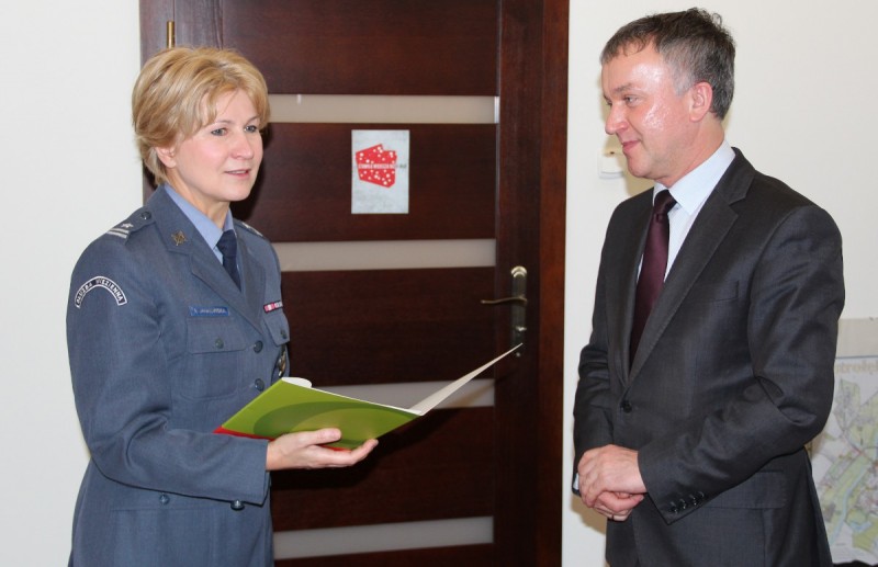 Dyrektor Zakładu Karnego w Przytułach Starych, Elżbieta Jankowska, prezydent Miasta, Janusz Kotowski fot. UM Ostrołęka