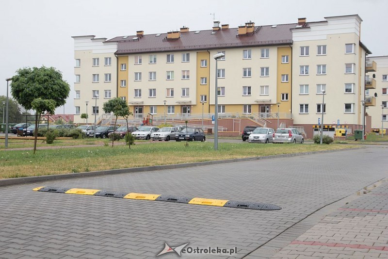 Na dwóch wewnętrznych ulicach przy Jana Pawła ustawiono progi zwalniające, fot. eOstrołęka.pl