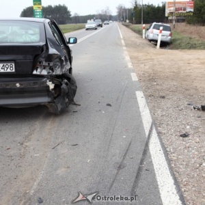 Antonie: Kolizja opla i bmw przy zjeździe do stacji paliw [ZDJĘCIA]