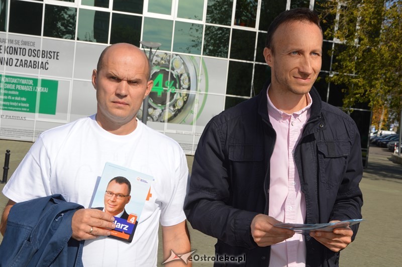 Marcin Maciejewski i Waldemar Popielarz rozdawali ulotki z wizerunkiem kandydata Mariusza Popielarza (fot. eOstroleka.pl)