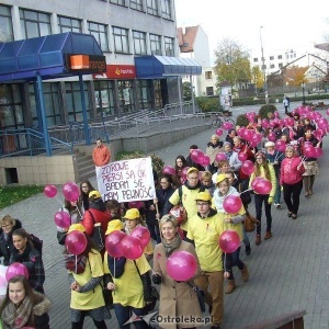 Ostrołęccy licealiści na Marszu Różowej Wstążki [ZDJĘCIA]