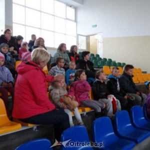 Dzieci i młodzież z bloku socjalnego Braterstwa Broni z wizytą w hali sportowej [ZDJĘCIA]