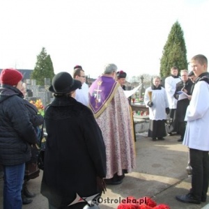 Msza święta za zmarłych na cmentarzu parafialnym