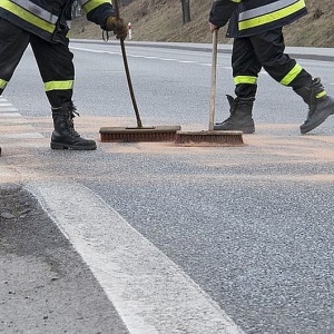 Dęby: Strażacy ochotnicy usuwali plamę oleju z jezdni