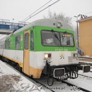 Ostrołęka: Nieznani wandale zniszczyli pociąg na stacji PKP