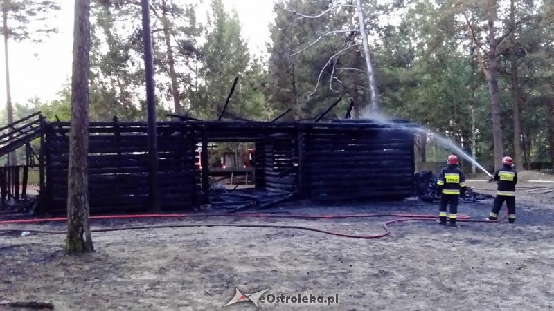 W wyniku pożaru doszczętnie spłonęło kilka zabytkowych budynków z wyposażeniem, fot. KM PSP Ostrołęka