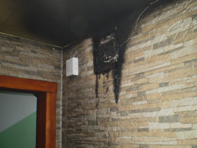 W mieszkaniu na I piętrze przy ul. Prądzyńskiego zapalił się licznik prądu, fot. KM PSP Ostrołęka