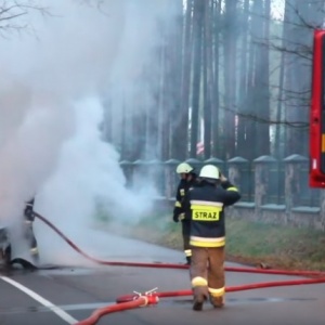 Wyciągnęli człowieka z płonącego pojazdu [WIDEO, ZDJĘCIA]